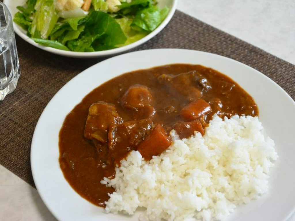 ビーフカレー（サラダ付）