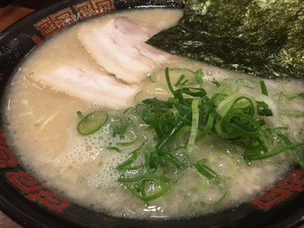 特製とんこつラーメン（小ご飯と漬物付き）