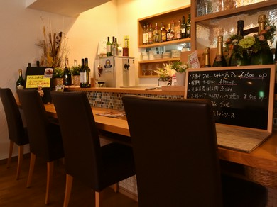 フラリと来店し、食事とお酒をひとり嗜む