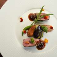 シェフが20歳の頃、吉野・上北にいた友人に鹿肉を食べさせてもらった時の感動が忘れられず、独立した時にお店で出そうと決めていた一品。「ならジビエ」の加盟店として、通年鹿肉を提供されています。