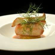 その季節に合った旬の魚介をシェフ自ら厳選し、素材そのものの旨味を出すために焼く・蒸すなどシンプルな調理法で提供致します。いつ訪れても楽しんでいただけるようなシェフの工夫が感じられる一品。