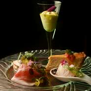 和食【八寸】から着想を得た前菜の盛り合わせ。ワインと共に楽しんでほしいというシェフの思いが込められています。例えば、夏はハモや牡蠣という風に季節によってメニューが変化し、テーブルを彩る華やかな一皿。
