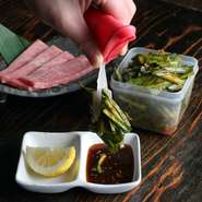 単品で提供される赤身肉は、注文時に厚みや味を確認。一人一人のオーダーに合わせてカットし、味付けを行います。また、お通しとしてキャベツと一緒に提供されるニラ山も、オーナーのこだわりが感じられる一品です。