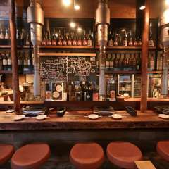 リラックスして二人で食材を焼きながら会話を楽しむひととき