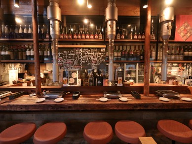 リラックスして二人で食材を焼きながら会話を楽しむひととき