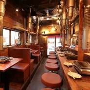 広いカウンター席があるので、一人で焼肉を食べたい方にオススメです。火加減や焼き加減を自分で好きなように調整できるため、焼肉の魅力をさらに深く味わいたい方は、ぜひ。