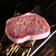 きめ細やかで繊細なサシが美しく、とろけるような柔らかさ。その豊かな旨みを最大限に引き出すため、味付けはシンプルに塩のみにこだわります。わさび醤油との相性も抜群です。