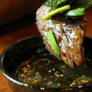 最高級品質の肉には絶品タレが不可欠。改良に改良を重ねてつくられたタレは全4種。“しょうゆダレ・塩ダレ・味噌ダレ・辛旨ダレ”。定番のしょうゆダレは素材に合った味を求めて何度でもつくり直されてきたもの。