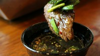 最高級品質の肉には絶品タレが不可欠。改良に改良を重ねてつくられたタレは全4種。“しょうゆダレ・塩ダレ・味噌ダレ・辛旨ダレ”。定番のしょうゆダレは素材に合った味を求めて何度でもつくり直されてきたもの。