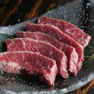 赤身と脂身が絶妙に絡み合い、ジューシーでありながらもさっぱりとした後味に。焼いている間に広がる香ばしい匂いと、一口食べたときの肉の旨みが口の中いっぱいに広がります。