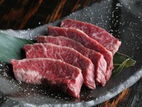 赤身と脂身が絶妙に絡み合い、ジューシーでありながらもさっぱりとした後味に。焼いている間に広がる香ばしい匂いと、一口食べたときの肉の旨みが口の中いっぱいに広がります。