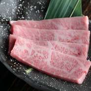 牛一頭からわずか二枚しか取れない希少な部位は、口に運ぶとともに広がる甘みと旨みが特長です。タレとの相性も抜群でありながら、肉本来のおいしさをしっかりと感じさせます。
