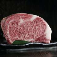 オーナーは20年以上の経験を持ち、その知識と信頼をもとに、品質の高い食材を仕入れます。特に注力しているのは、全国から選び抜かれた黒毛和牛。仕入れ先との長年の信頼関係により、その質の高さが特徴的です。