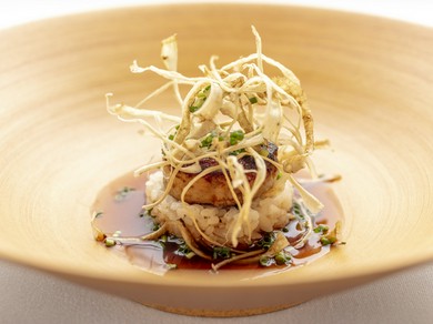 厳選した食器やカトラリーで食事を楽しめる