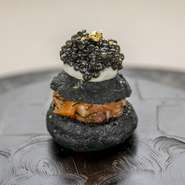 竹炭グジェール　キャビア　琴浦サーモン　金箔