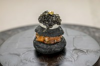 竹炭グジェール　キャビア　琴浦サーモン　金箔