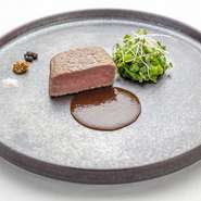 ご存じ三重の「松坂牛」や、期間限定で水揚げされる卵を抱えた雌のズワイガニ「セコガニ」、北海道の石田めん羊牧場で丁寧に育てられた「仔羊」など、日本中から取り寄せたこだわりの国産素材を使っています。