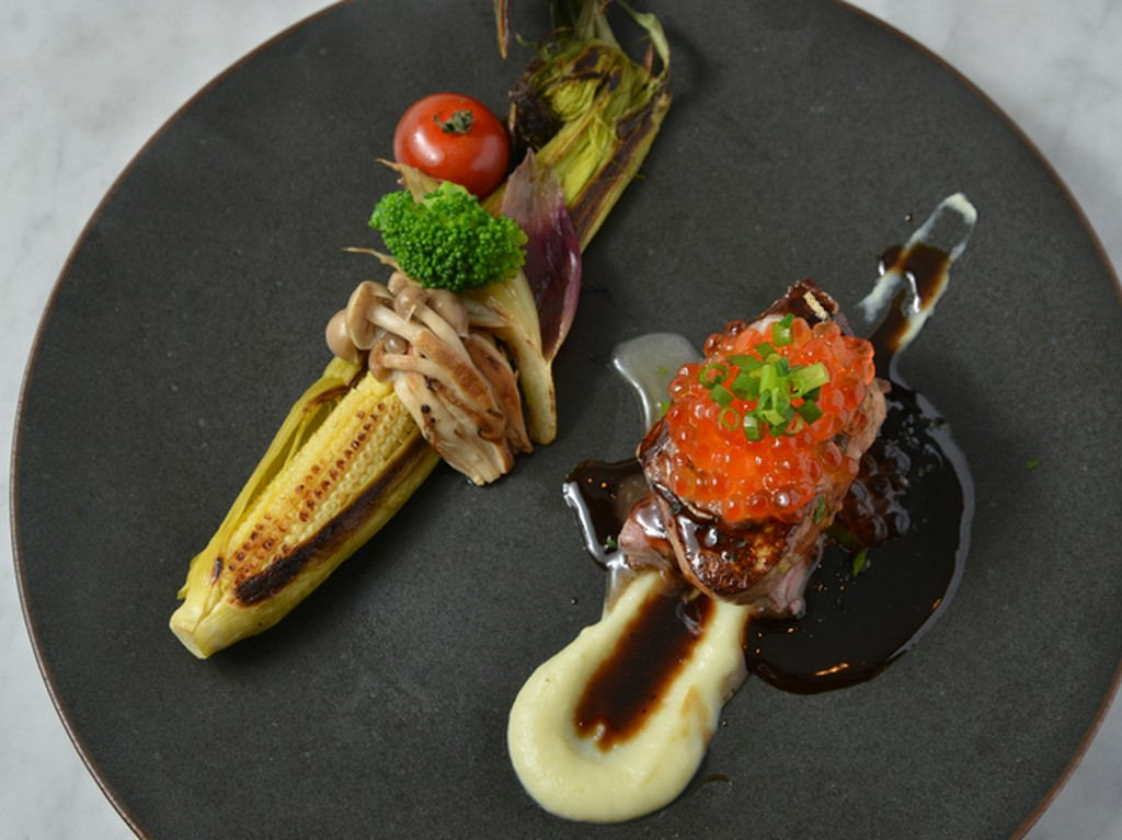 黒毛和牛と北海道のいくらとウニ乗せ