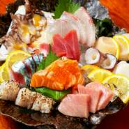 北海道、長崎をはじめ全国から旬・季節の新鮮な魚介類を航空便で直送して仕入れています。