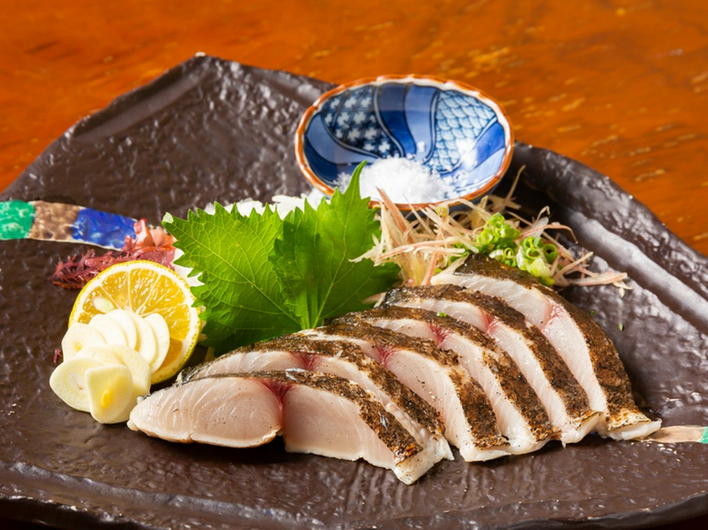 近郊であがる新鮮なサワラをタタキに。塩とワサビがその旨み、甘味を引き立てる『サワラ塩タタキ』