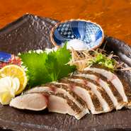 近郊であがる新鮮なサワラをタタキで味わう岡山ならではのひと品。塩とワサビがシンプルに引き立てるサワラの甘味、旨みは感動の域。県外からわざわざこの一品を目指して訪れる人も。