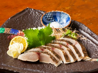 近郊であがる新鮮なサワラをタタキに。塩とワサビがその旨み、甘味を引き立てる『サワラ塩タタキ』