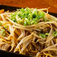 ラーメンの麺を鉄板で熱々に焼き上げる新感覚メニュー。醤油とんこつスープが麺によく絡んで、味わうほどに食欲を倍増します。ボリュームたっぷりで、ごはんにも〆にもぴったりです。