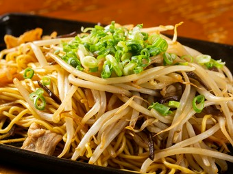 醤油とんこつスープとラーメンの麺を鉄板で熱々に！　ボリューム満点でごはんにも〆にも『焼きラーメン』