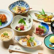 小鉢、お造り、焼き物、揚げ物、酢の物、煮物、ご飯ものという基本の和食会席＋デザート。『鰻の和揚げ』や『タコ・シャコ・生クラゲの酢の物』『白イカの炊き込みご飯』など斬新な料理も創作和食ならでは。