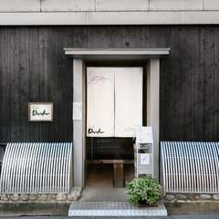 京都の町家を思わせる炭焼きの黒い壁が印象的