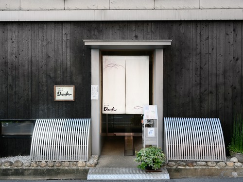 京都の町家を思わせる炭焼きの黒い壁が印象的
