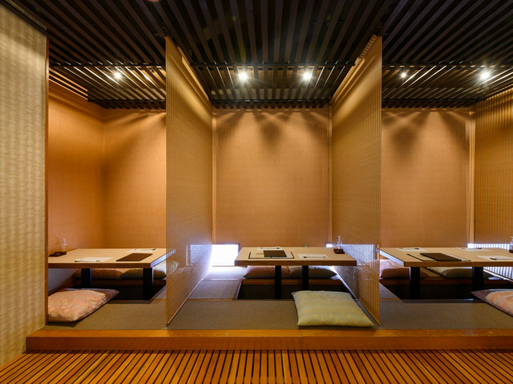 掘りごたつ席はすだれによって仕切られた半個室風