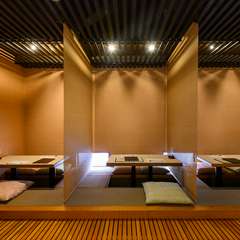 掘りごたつ席はすだれによって仕切られた半個室風