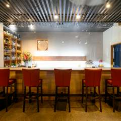 お一人様や少人数でも楽しめるカウンターを用意