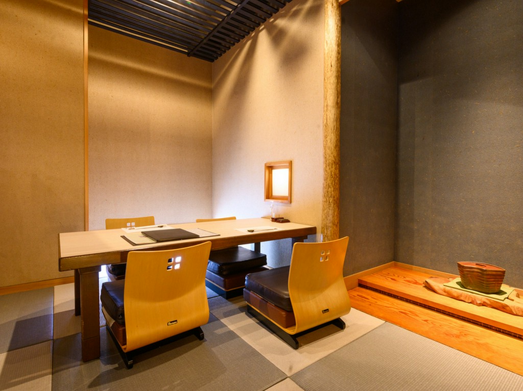 テーブル席もしっとりした雰囲気。各種集まりにどうぞ