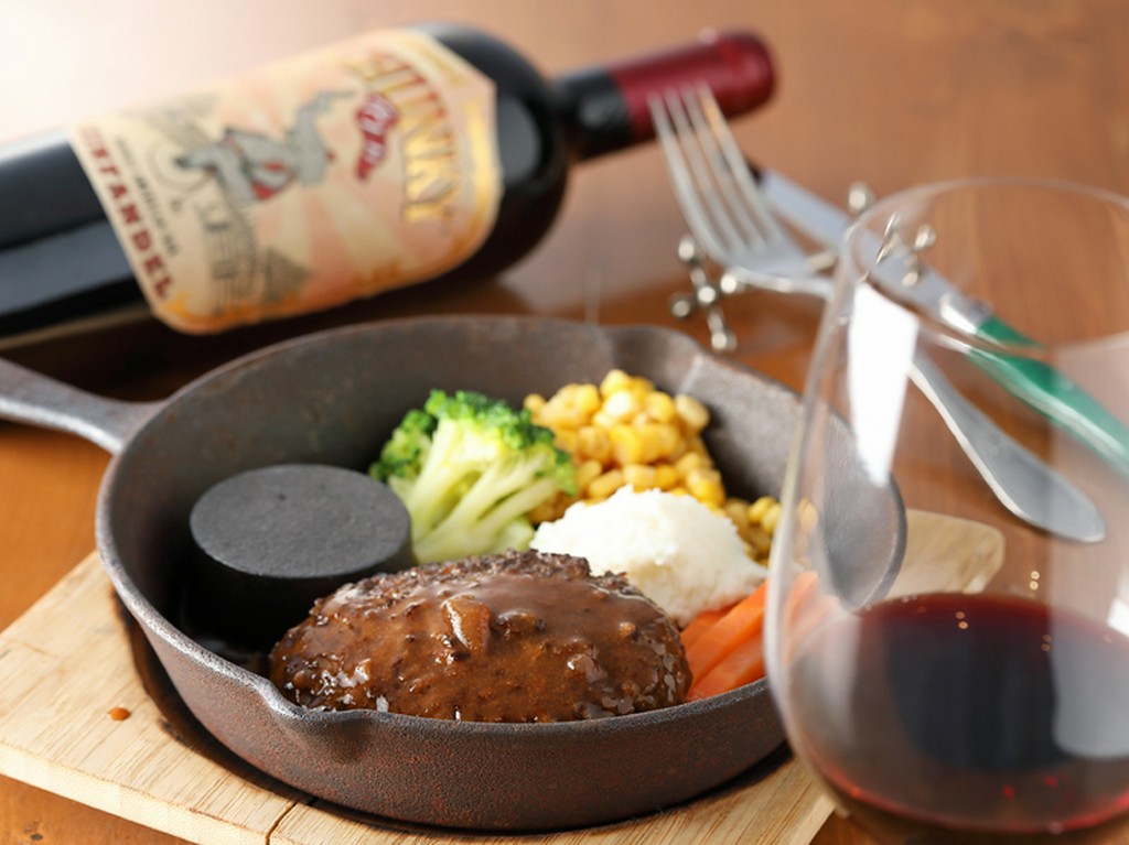 “肉汁”あふれるジューシーな『ハンバーグステーキ』