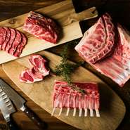 1958年創業の羊肉専門店が運営する【なみかた羊肉店　めえちゃん食堂】は、60年以上にわたる経験により培ったノウハウが詰まった羊肉料理店。一度も冷凍することなく熟成をかけた「熟成生ラム」をぜひ味わって。