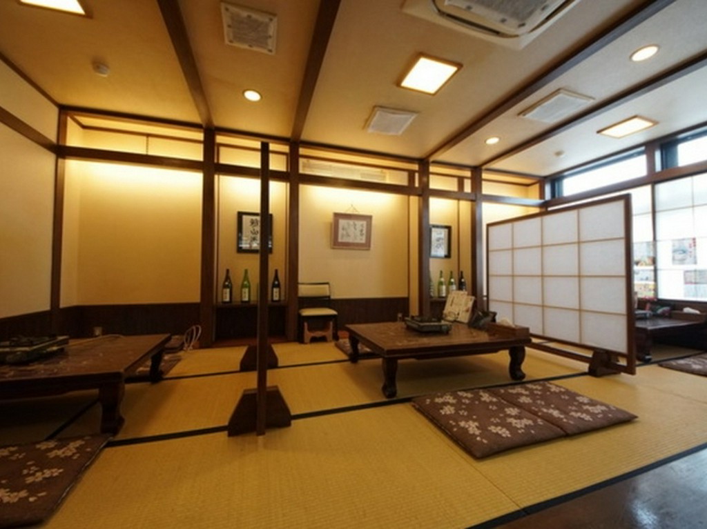 カウンター席、テーブル席に加えて、小上がりの座敷席もあり