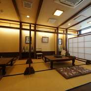 厳選された質の高い羊肉を専門に扱う精肉店の2階に構えた店舗には、カウンター席、テーブル席に加えて、小上がりの座敷席もあり。靴を脱いでゆったりとくつろぎながら、おいしい羊肉料理に舌鼓を打てます。