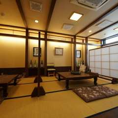 カウンター席、テーブル席に加えて、小上がりの座敷席もあり