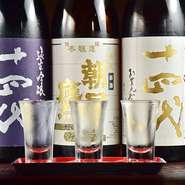 日本酒のラインナップも充実していて、地元山形のプレミア銘酒で入手困難となっている『十四代』も。時期によって変わる3種を飲み比べできる『十四代飲み比べ』も、プレミアをつけない適正価格で提供されています。