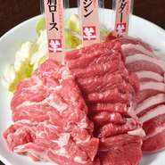 一度も冷凍することなく、生で28日以上熟成させた生ラムのおいしさを堪能できる『愛盛りジンギスカン』。肩ロース、モモ肉、ショルダーと3種の部位を食べ比べできます。老舗精肉店ならではの鮮度と肉質を堪能あれ。