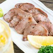 一頭の羊から約100gほどしか取れない羊舌から、皮を剥き、タン先を落として本当にやわらかいタン元のみ残した当店の「ラムタン」は超希少な幻の一品。牛より繊維が細かいサクッと食感とジューシーさです。