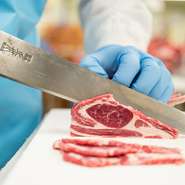 羊肉を熟知した職人が肉質や部位の特性にあわせて最適な厚みで手切りした羊肉は、おいしさを最大限に引き出したもの。『愛盛りジンギスカン』をはじめ、部位により熟成度合いも調整。最適な状態で提供しています。

