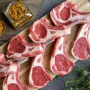 安心して食事を楽しめるよう、全席へのパーティション設置に加え、タブレット式オーダーシステムを採用し、感染リスク低減に取り組んでいます。「取り皿追加」や「シャッター押します」のボタンもあるとか。