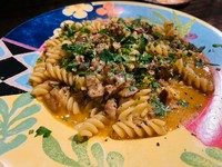 秋のパスタ、ワインのアテに

豚とキノコの煮込みは、果実のしっかりした白ワインや、ライト赤ワイン、ピノ・ノワールとか相性良いですね。