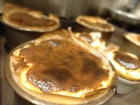 ゴルゴンゾーラ、パルメザンチーズの効いたチーズケーキ
甘さ控えて、ワインの肴にもなる大人のデザート
