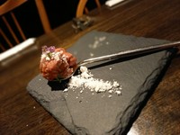 ゆっくりローストした赤身肉をシンプルに塩と黒胡椒(カンボジア生ブラックペッパー)と和牛脂の風味を抽出した塩のパウダーと一緒に