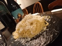 シンプルなパスタが好き
ただ、それだけ

チーズ、バター、黒胡椒
ワインのアテに


