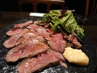 雌牛の赤身肉をローストビーフに自家製エシャロットのドレッシングのサラダは相性抜群
